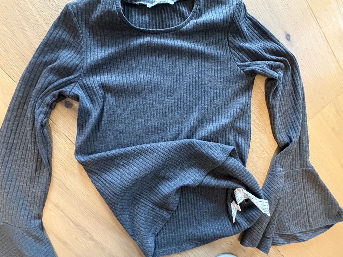 Zara Blusen: Zara - Grey Ribbed Bell sleeve, size S – Gebraucht aus Wetzikon ZH von dor_rmq2 3