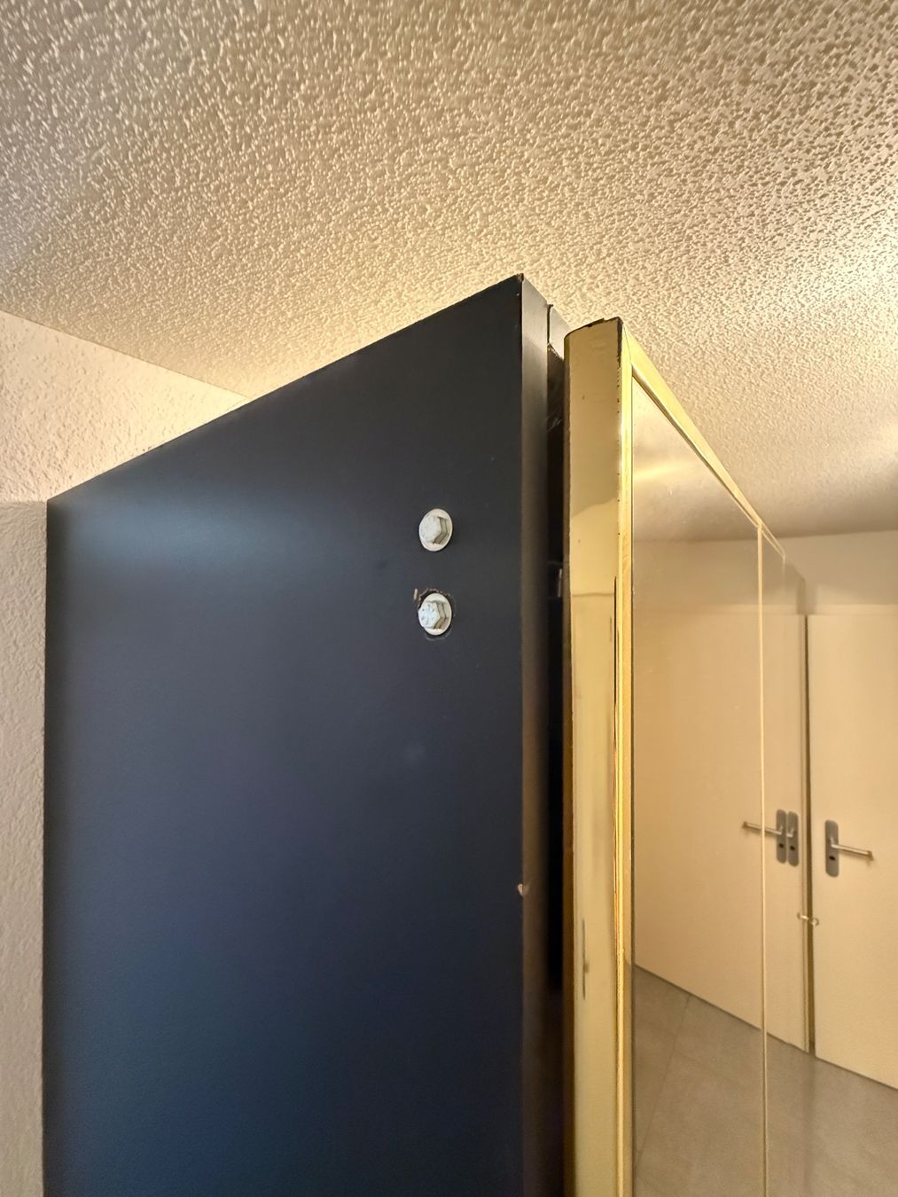 Armoires: Schrank 5 Türen Spiegelfront anthrazit, gebraucht – D'occasion à Hägendorf par AdlerTom 5