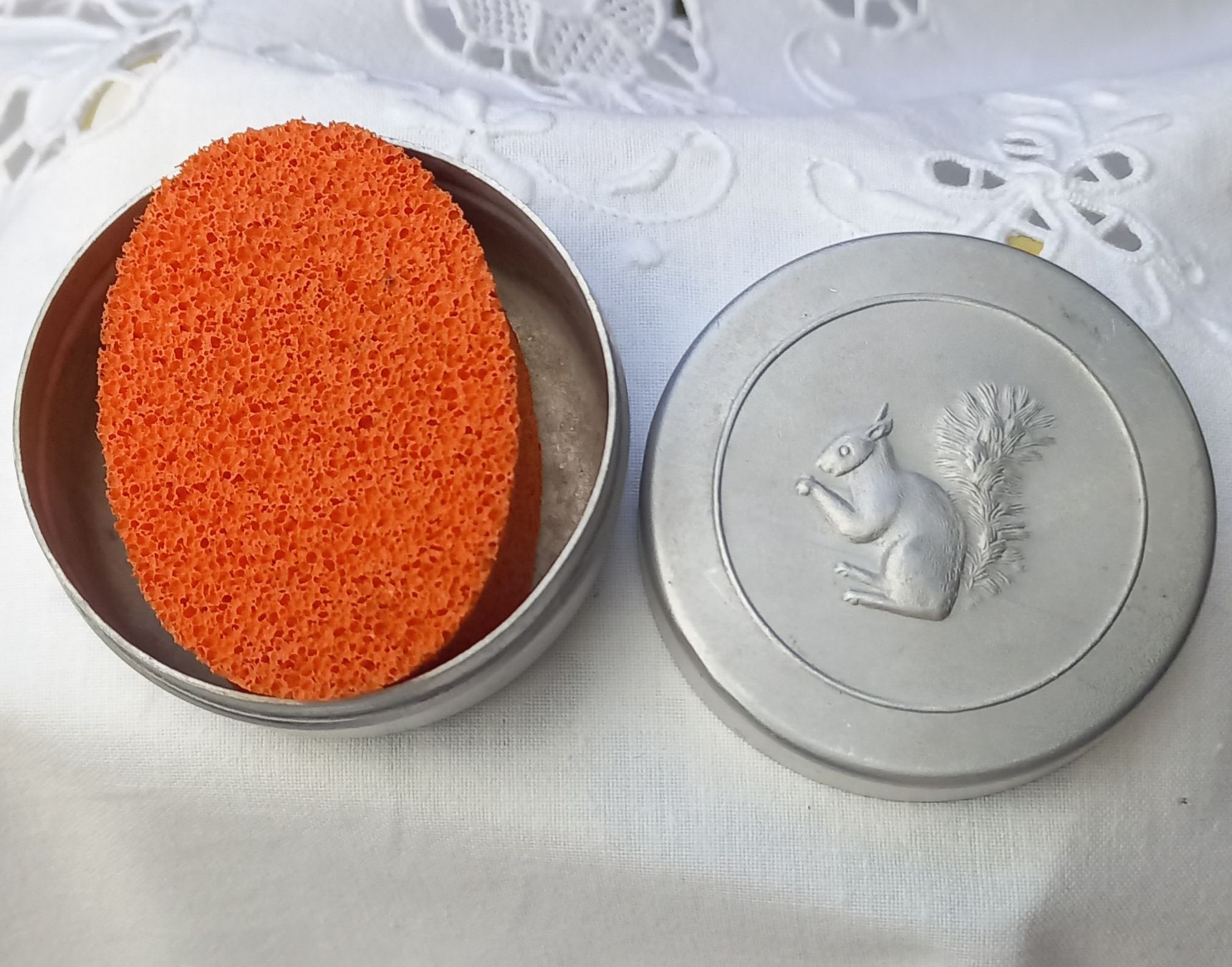 Altro in Decorazioni & Accessori: Antike Dose mit Eichhörnchen für Briefmarken einfeuchten. – Usato da Buchs AG venduto da Dzirul 3