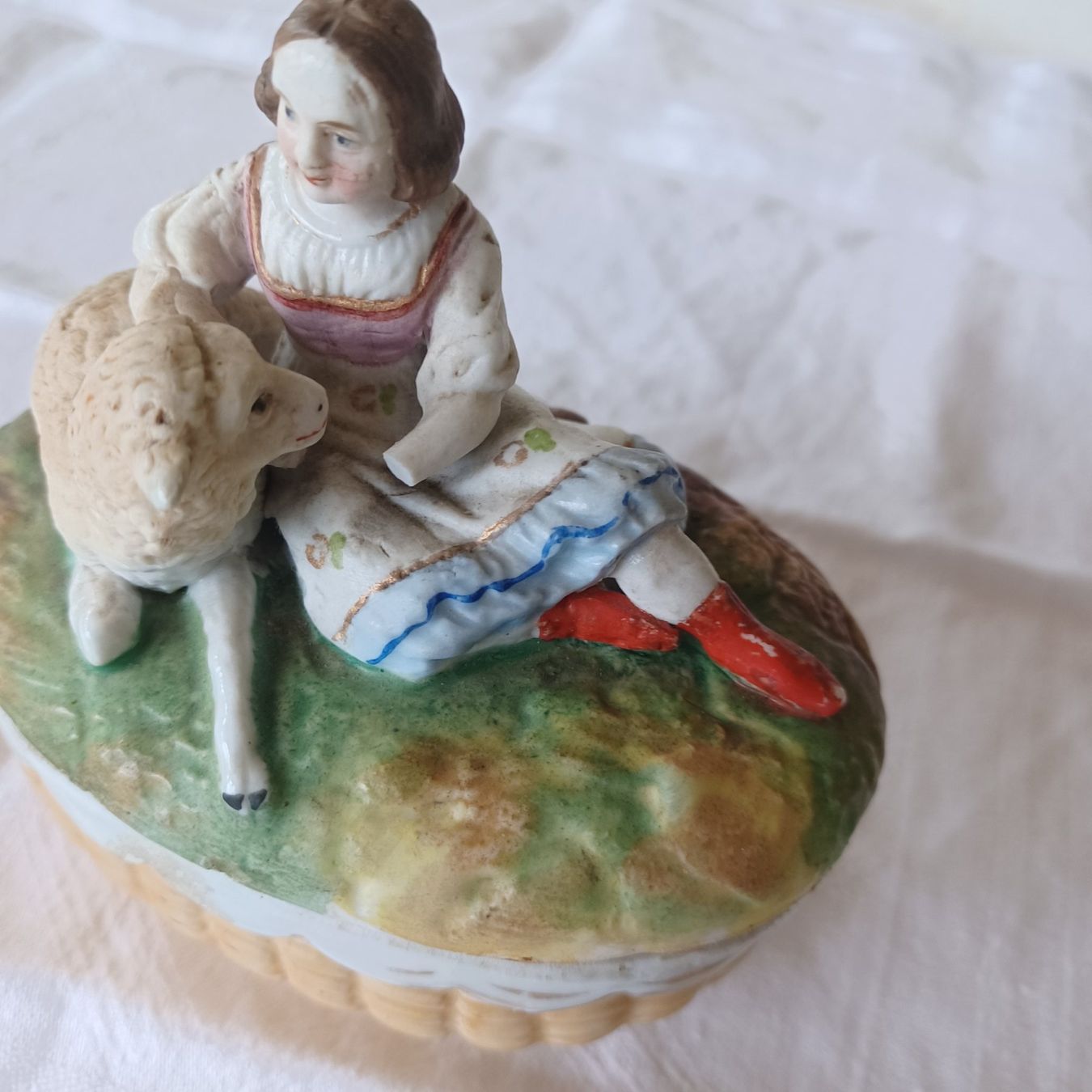 Alle Dekorationen: Deckeldose Frau mit Schaf – Gebraucht aus Abtwil SG von luupsy 1