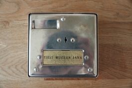 Spardose OHNE Schlüssel - First Western Bank