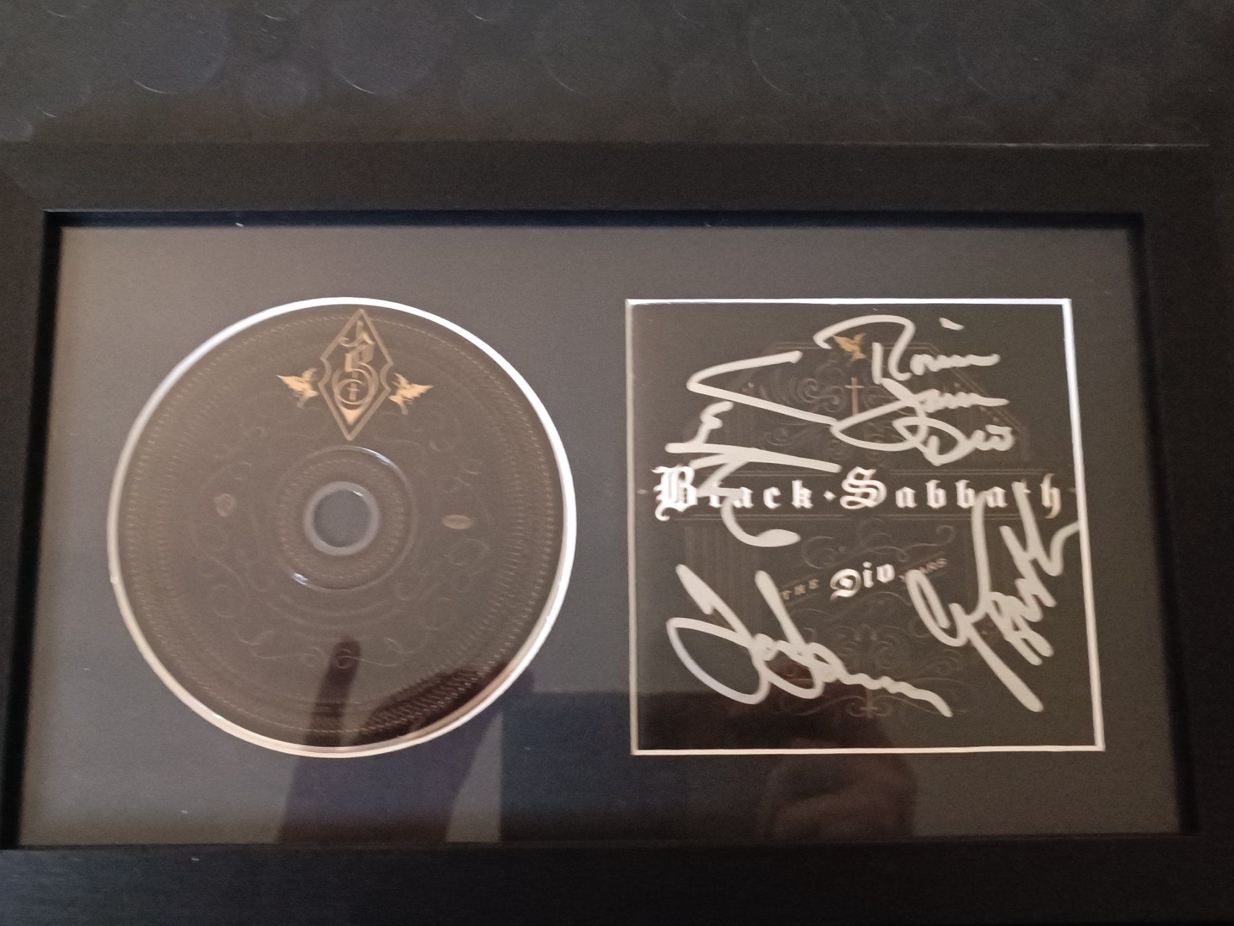 Autografi: Black Sabbath - handsigniertes CD Cover gerahmt – Usato da Menziken venduto da Artographs