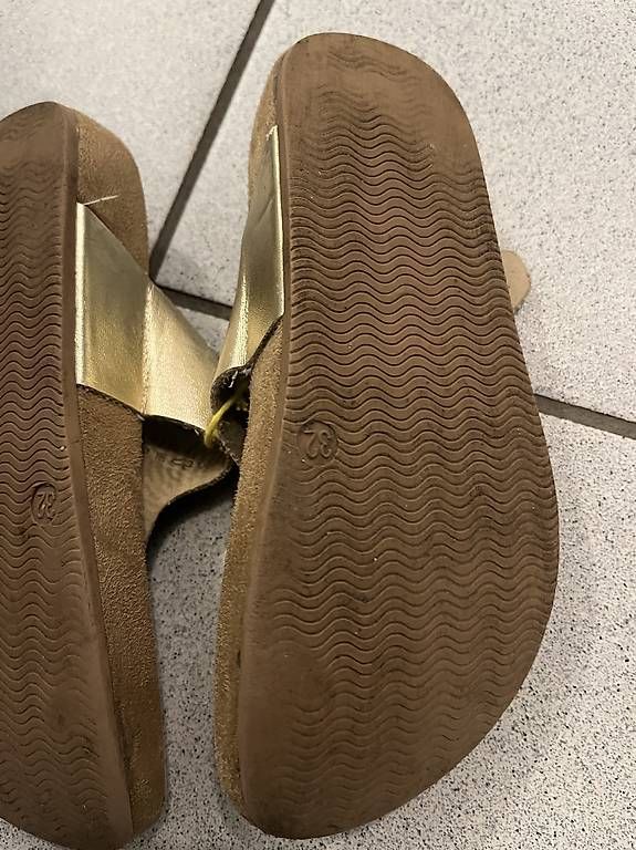 Scarpe per ragazze: Sommerschuhe Gold / Grösse 32 – Usato da Luzern venduto da duden09 1