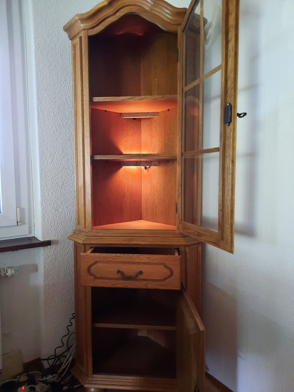 Schränke: Eckschrank Eiche Massiv mit Glasfront und Beleuchtung – Gebraucht aus Kirchleerau von pospets 3