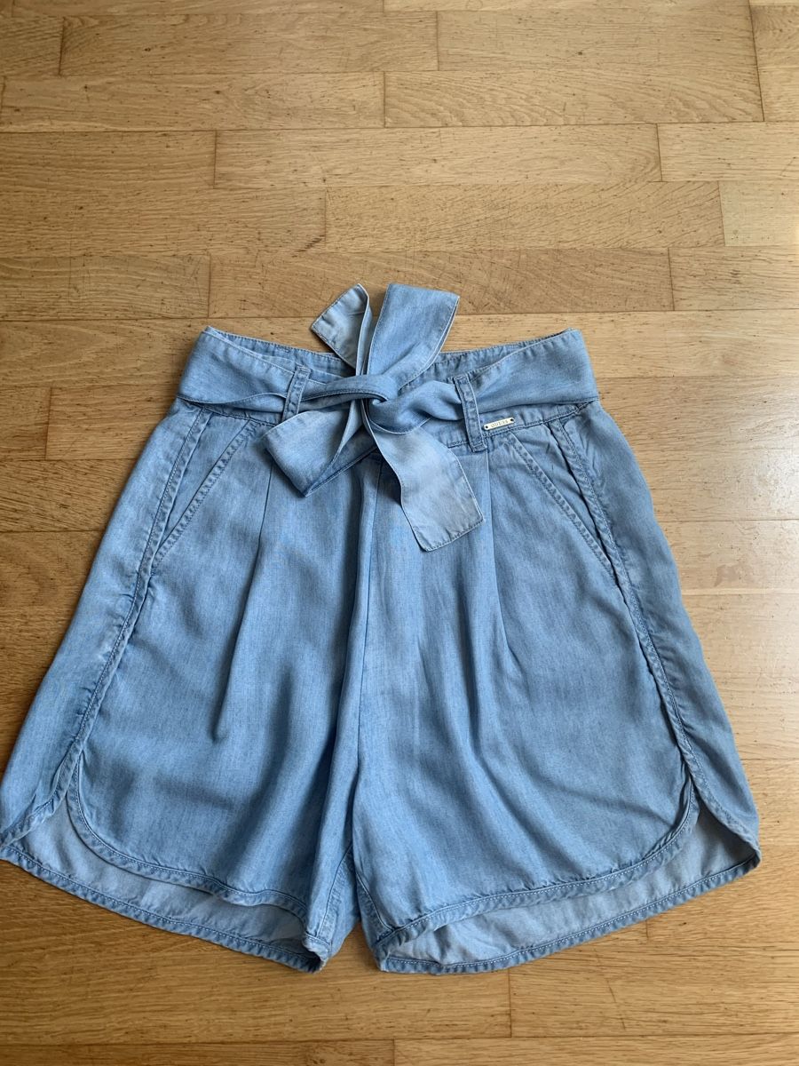 Guess Hosen: Guess Jeans Shorts, hellblau, Gr. 27 – Gebraucht aus Sempach von katzaana3