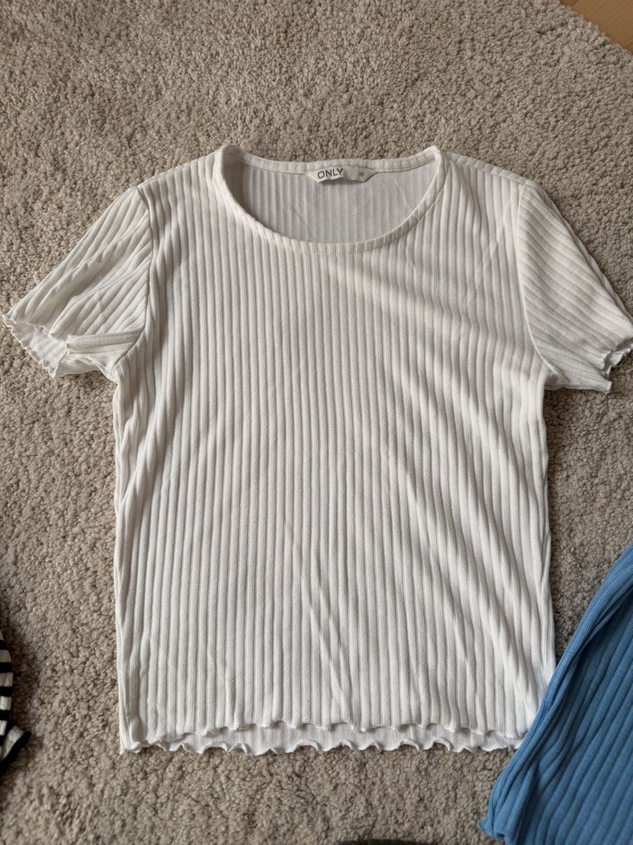 Only T-Shirts: 4er Set Damen T-Shirts, XS, ONLY – Gebraucht aus Abtwil SG von ann_z86v 2