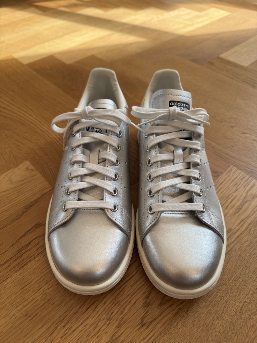Adidas Scarpe da donna: Adidas Stan Smith, silber, Gr. 40 2/3 – Nuovo (secondo la descrizione) da Küsnacht ZH venduto da WanderingWildflower 2