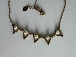 Kette mit goldigen Dreiecken und Perlen