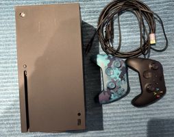 Xbox Series X mit 2 Controllern
