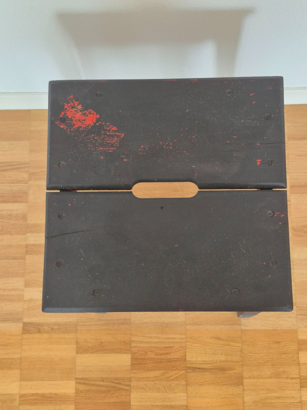Hocker: Hocker Holz  Taburettli schwarz rot gebraucht – Gebraucht aus Zürich von Roberto040 1