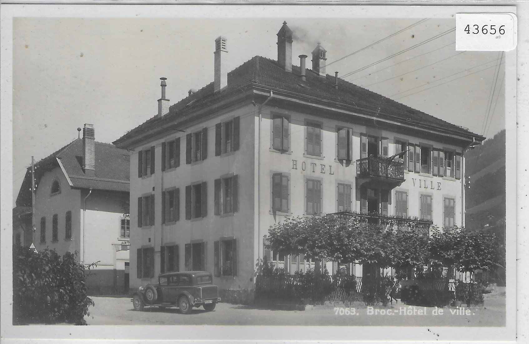 Cartoline postali: Broc - Hotel de ville - Classic Car – Usato da Ettingen venduto da Kartenplanet