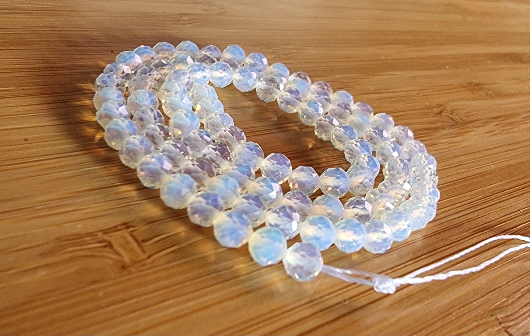 Minerali & Pietre curative: Opal weiss facettiert 4mm. Strang – Nuovo e nell'imballaggio originale da Menziken venduto da Mirager 1