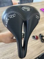 Selle de vélo femme et petits matériels lumière et pochette