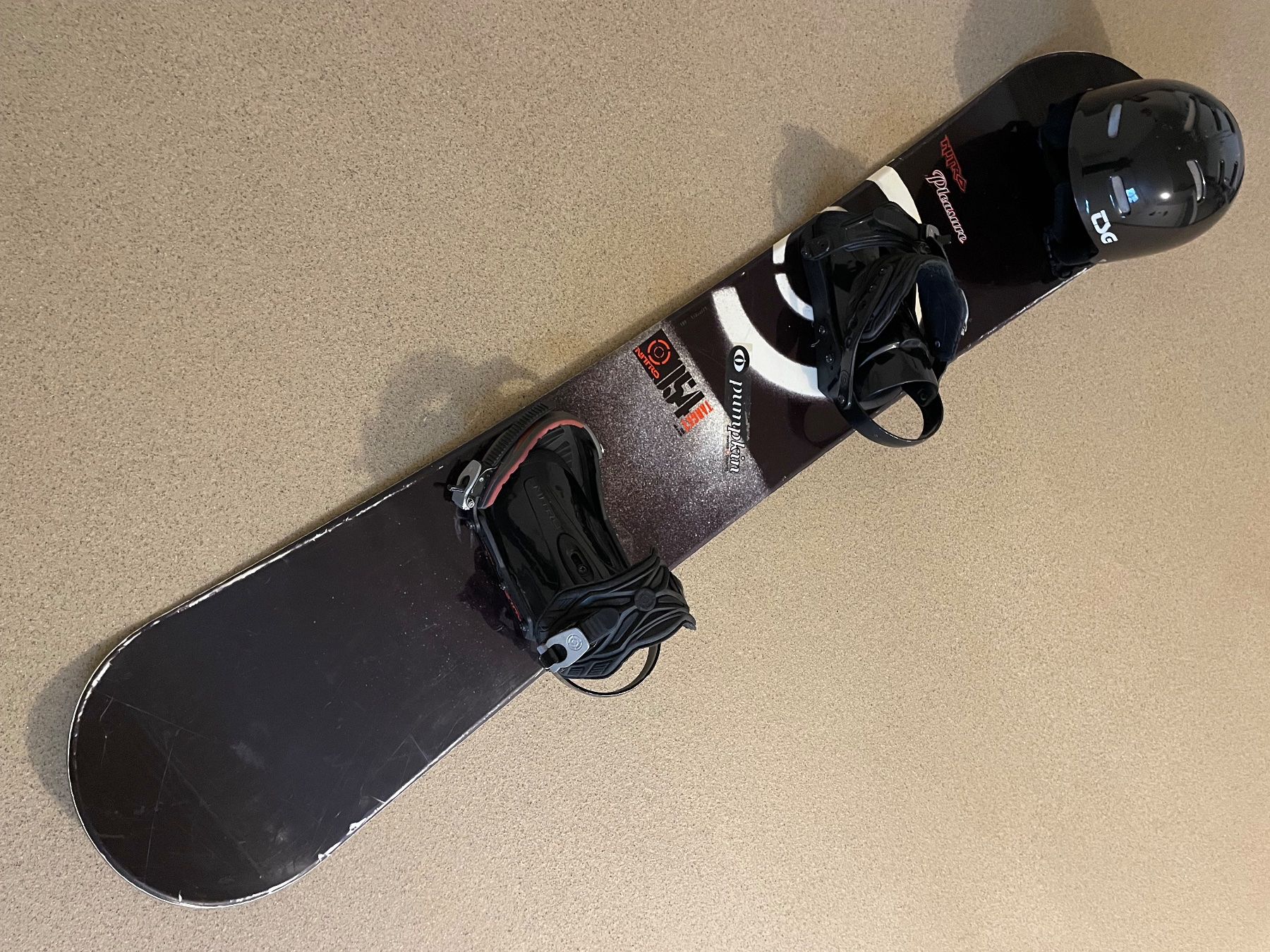 Snowboard Nitro Board: Snowboard Nitro Mit Helm – Usato da Glattfelden venduto da kika019 1