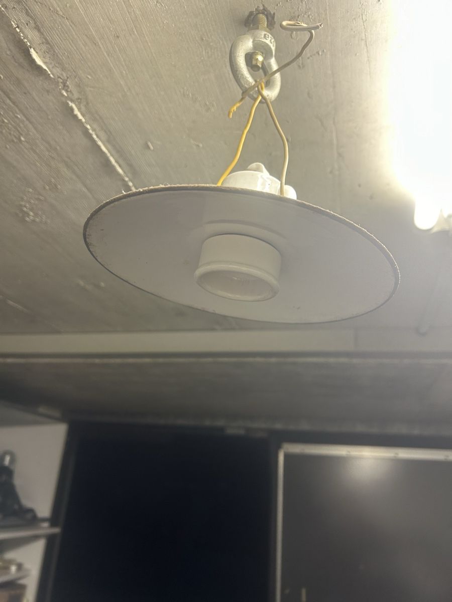 Lampade: Uralte emaillierte Stalllampe – Usato da Starrkirch-Wil venduto da charlywatson 2