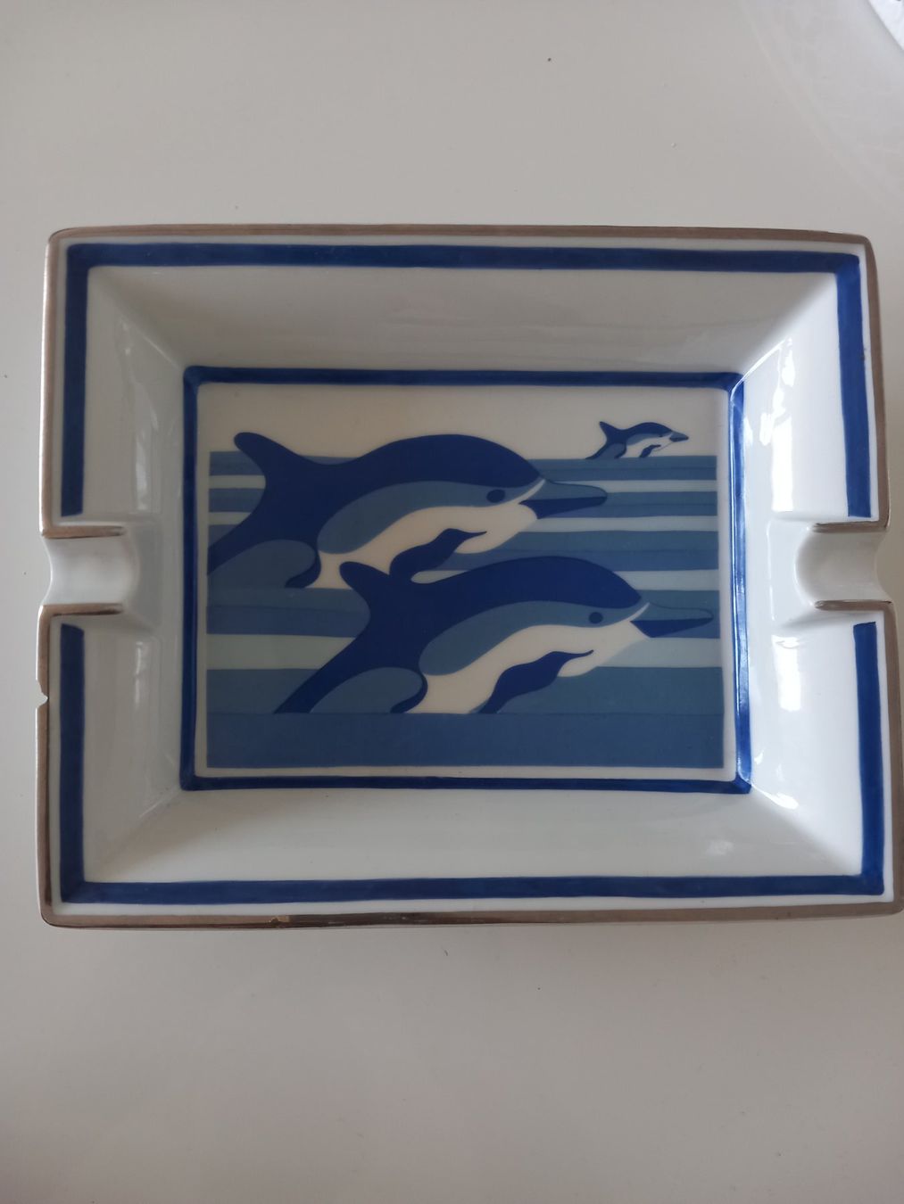 Hermès Aschenbecher: Hermes cendrier dauphins bordure platine – Gebraucht aus Genève von GenevaLuxury 1