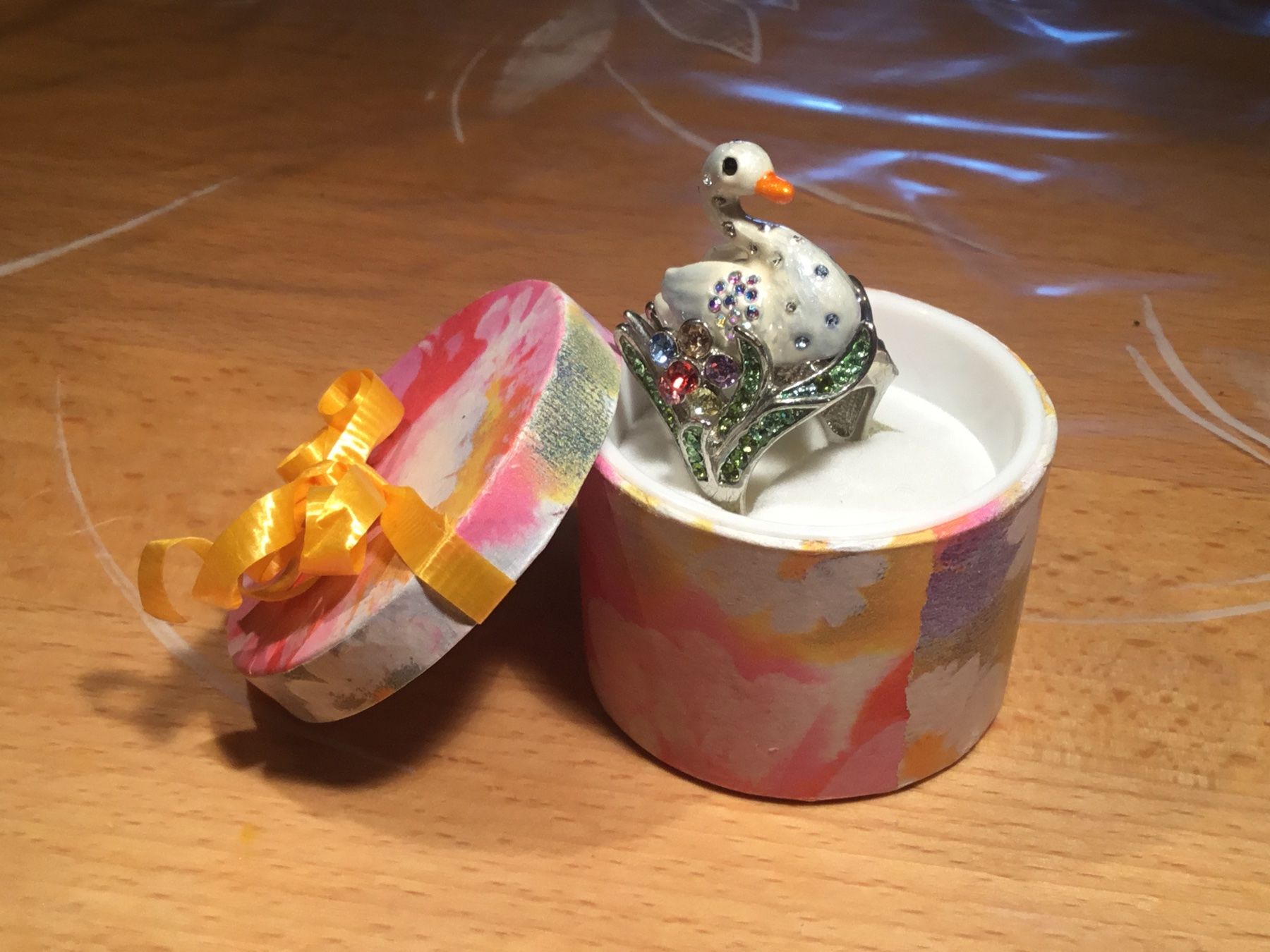 Anelli: Wunderschöner Schwan Ring mit Strass-Steinen, neuwertig! – Nuovo e nell'imballaggio originale da Roggwil /BE venduto da elegance45 1