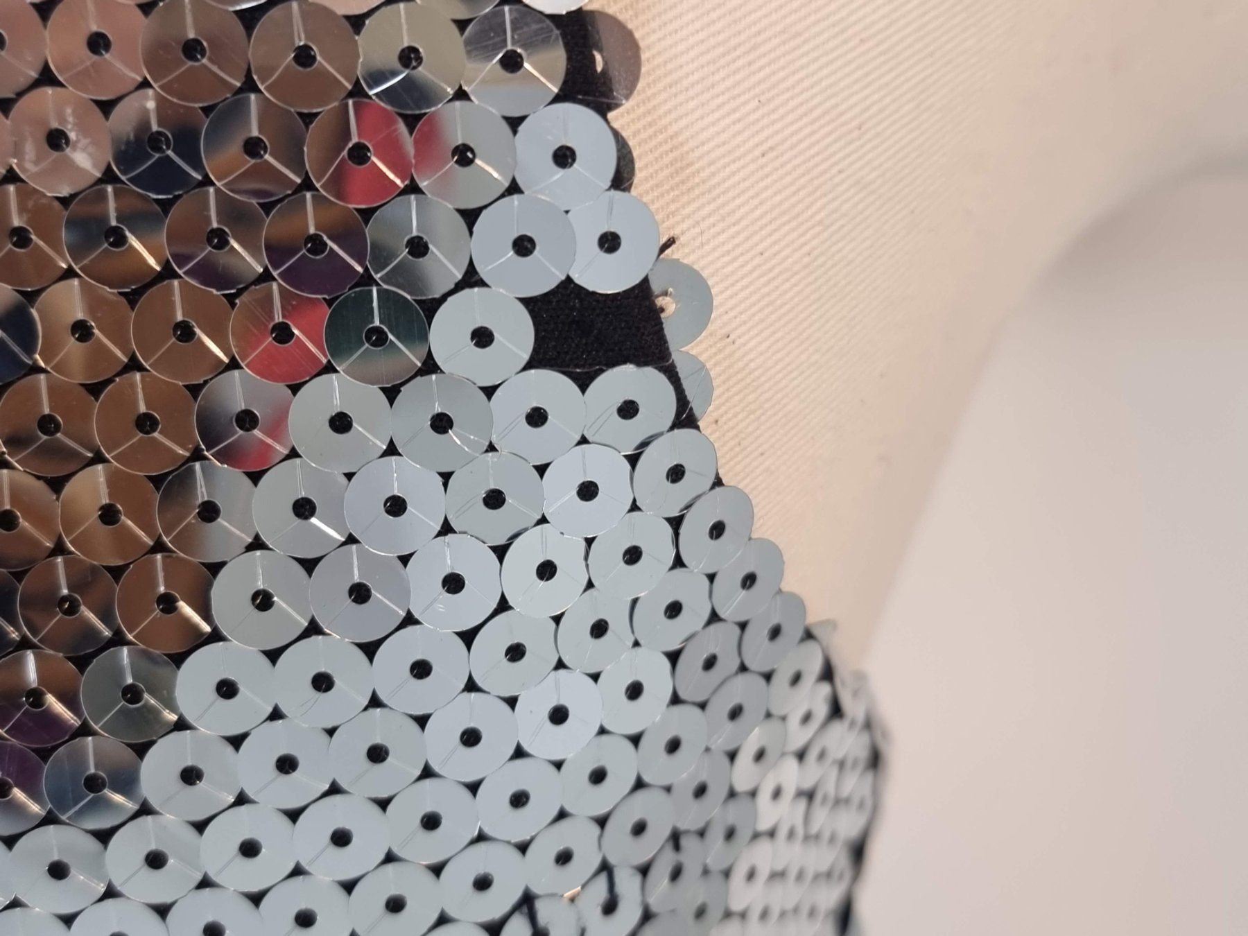 Top: Moschino Cheap and Chic Pailettentop – Usato da Zürich venduto da ANU-AnimalsNeedUs 3