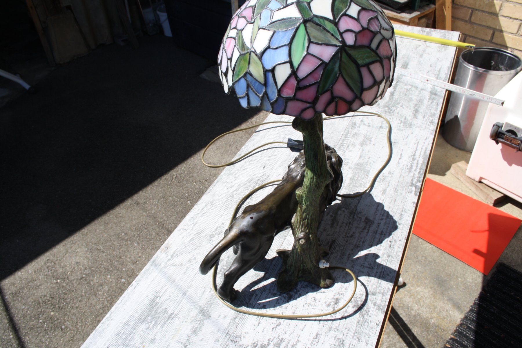 Lampen: LAMPE MIT LÖWENFIGUR TIFFANY STIL VINTAGE – Gebraucht aus Wauwil von Pneuedy 5