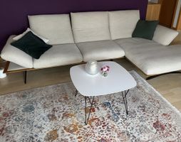Salontisch weiss mit schwarzen Metallbeinen