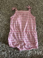 Kurzer Sommer-Strampler mit Streifen in Rosa-Weiss 