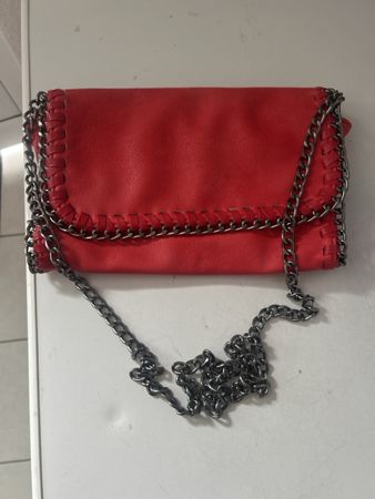 Borsa rossa con catena, ideale per la stagione autunnale!