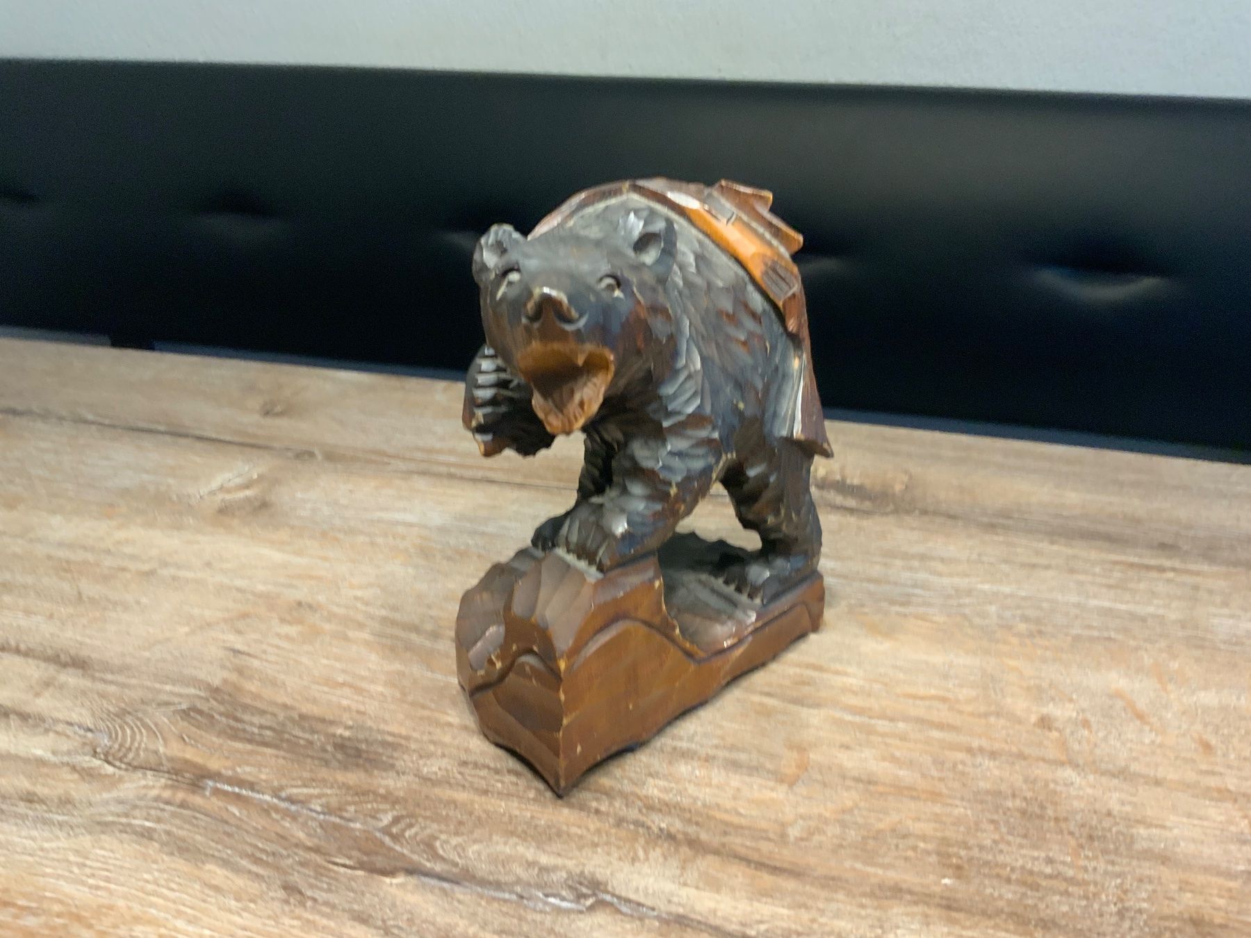 Statuette: Holzfigur Bär auf Felsen, – Usato da Willisau venduto da Minali