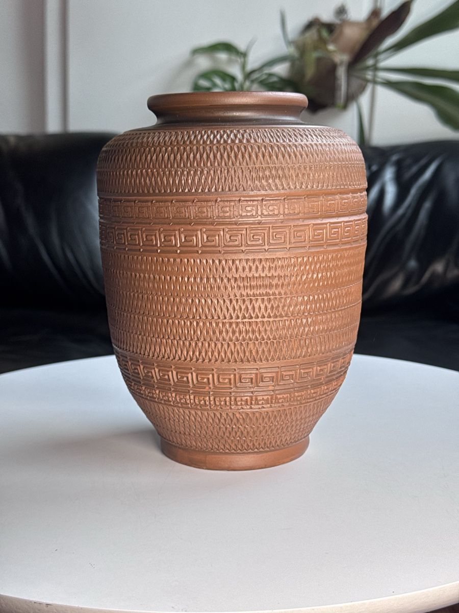 Vasen & Gefässe: Keramikvase Handarbeit braun mit Muster Deutsch oder Schweiz – Gebraucht aus Luzern von dannaddannad