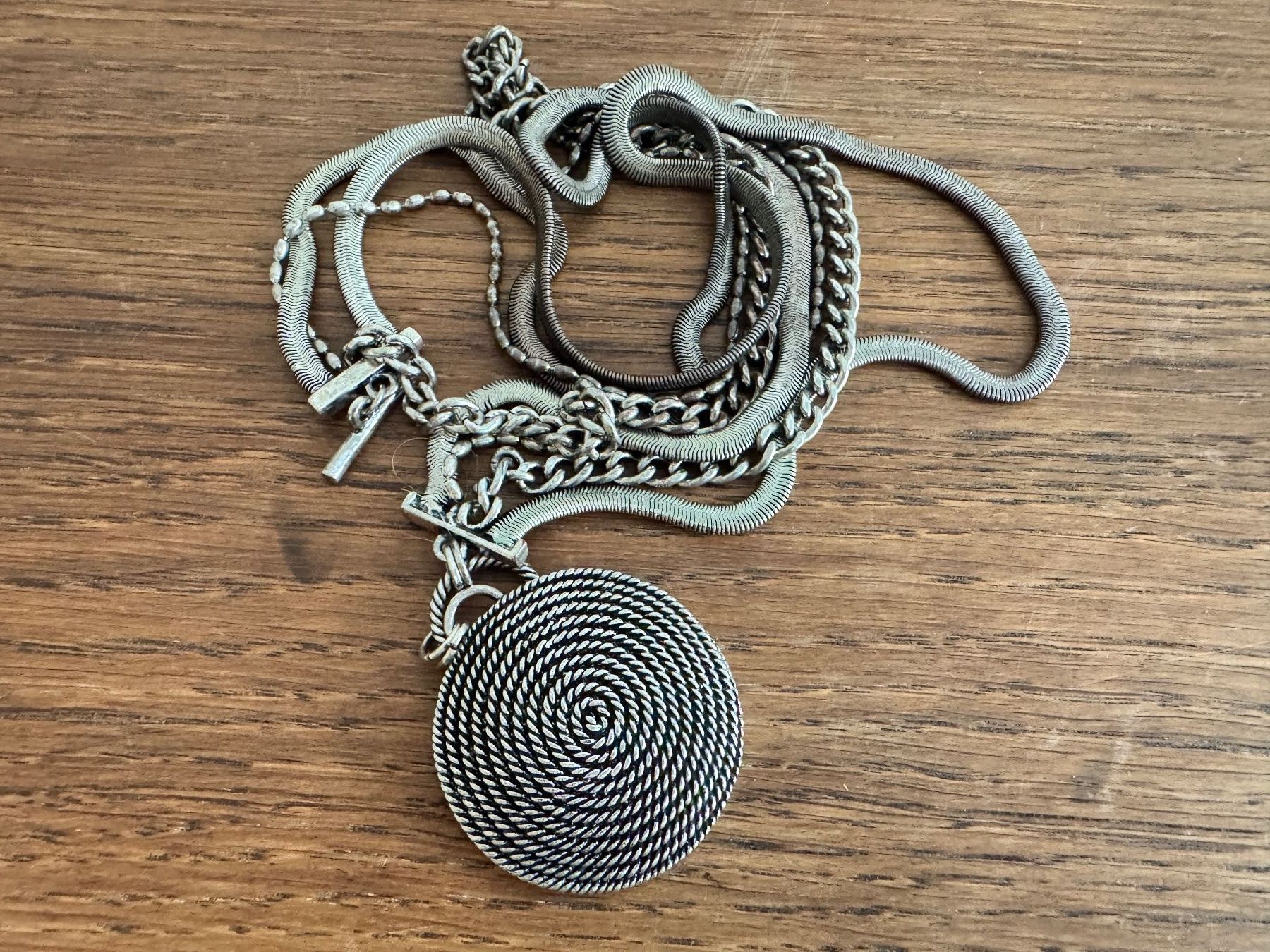 Ketten: Mehrreihige Modeschmuck-Kette – Gebraucht aus Egg b. Zürich von chantilly-lace 1