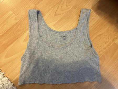 Brandy Melville Top Grau - Perfekt für den Sommer!