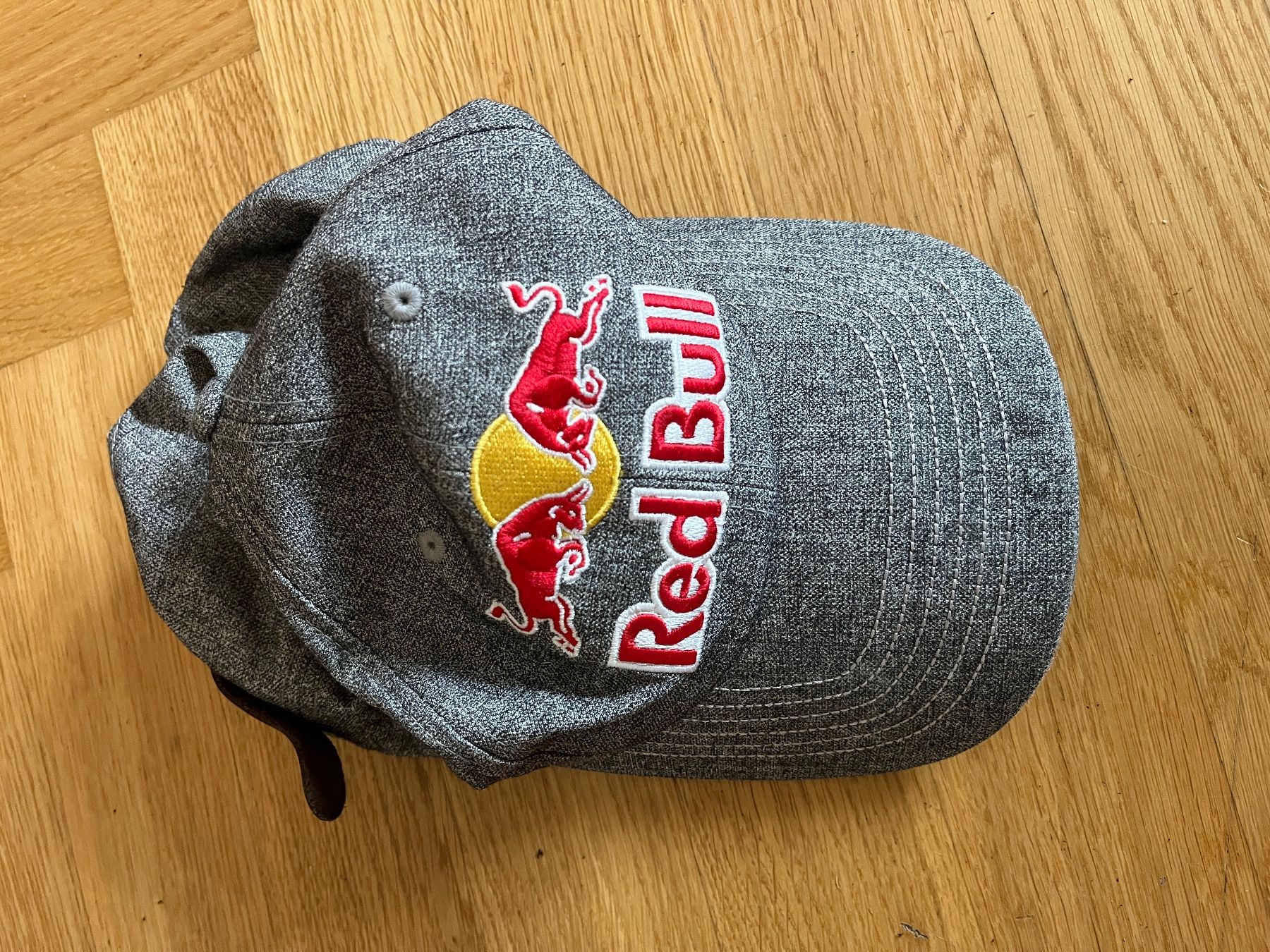 Red Bull Copricapi, berretti & cappellini: Red Bull Cap grau mit gestickten Logos – Usato da Zumikon venduto da bretxo 7