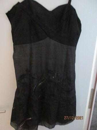 Traumkleidli schwarz mit Deko 42