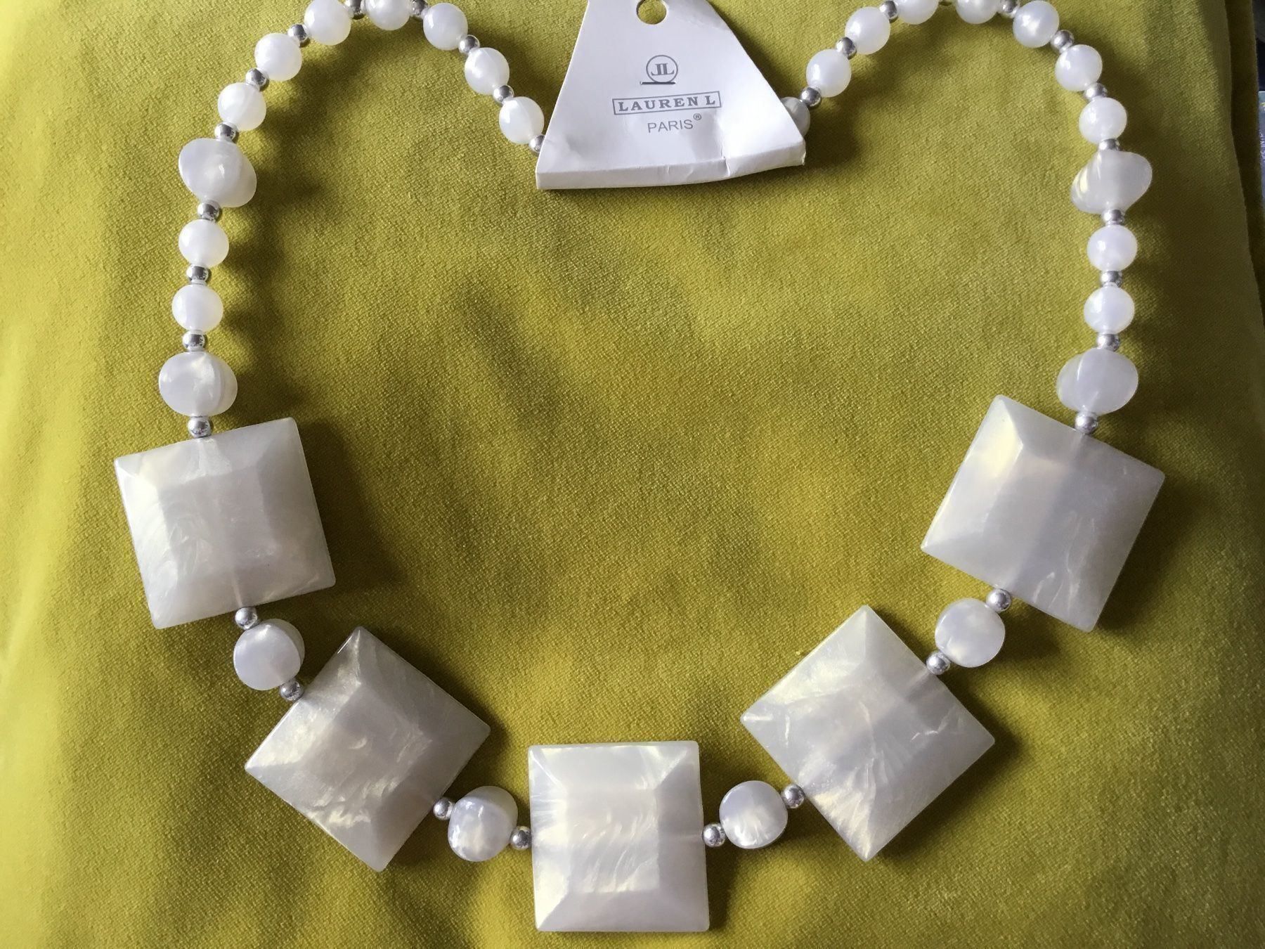 Catenine: Collier long blanc-beige nacré – Nuovo e nell'imballaggio originale da Le Landeron venduto da nic_8hd5
