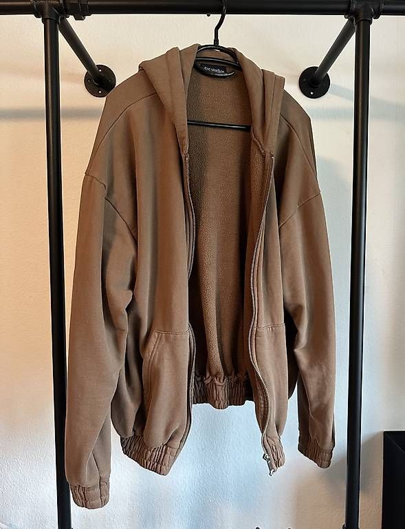 Lots de vêtements: Reisverschluss Pullover und Trainerhose  – D'occasion à Zürich par Pablo_C 1
