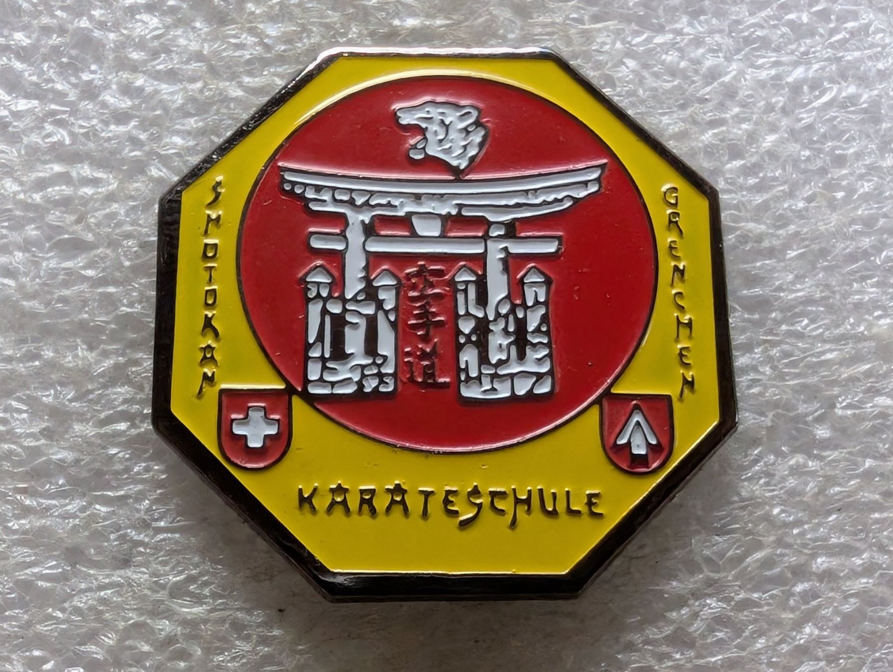 Placchette & Badge: Ansteckpin 219: Karate Schule – Usato da Oppligen venduto da Pin-Fall-Shop