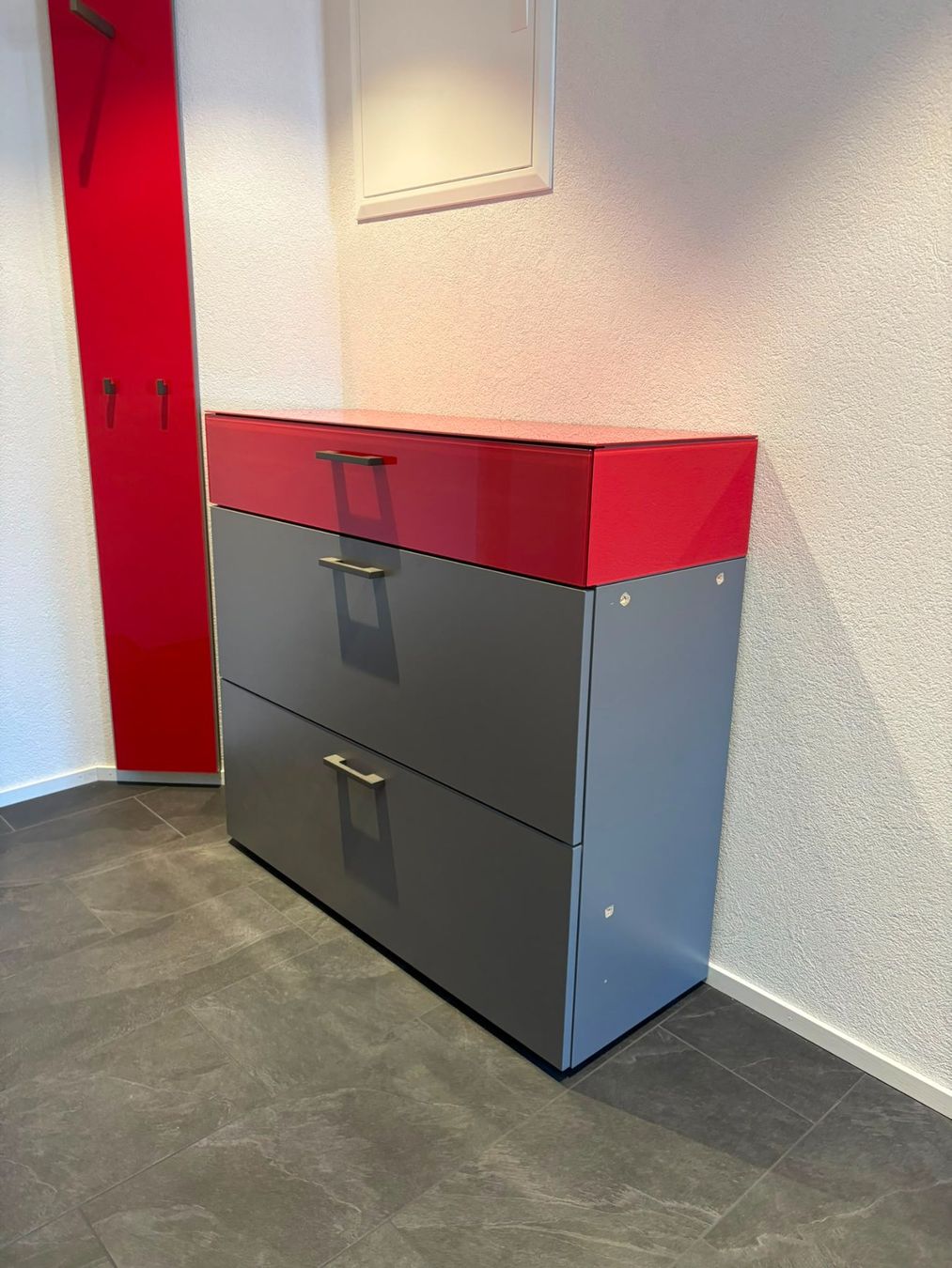 Garderobe: Schuhschrank rot grau 2 Klappen – Gebraucht aus Bergdietikon von Tanne_10 1