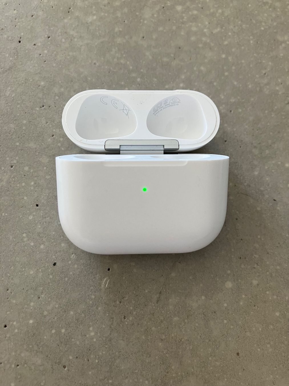 Apple Kopfhörer: Apple AirPods 3 Case – Gebraucht aus Lausanne von mr.v