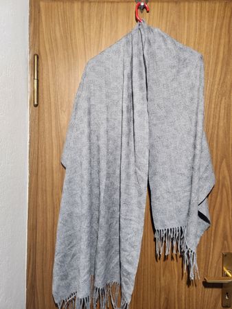 Grande écharpe grise en maille avec des franges