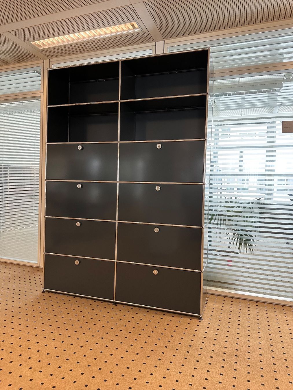 USM Scaffali: USM Highboard 2x6Anthrazitgrau, Top Zustand – Usato da Grenchen venduto da Design-Outlet 1