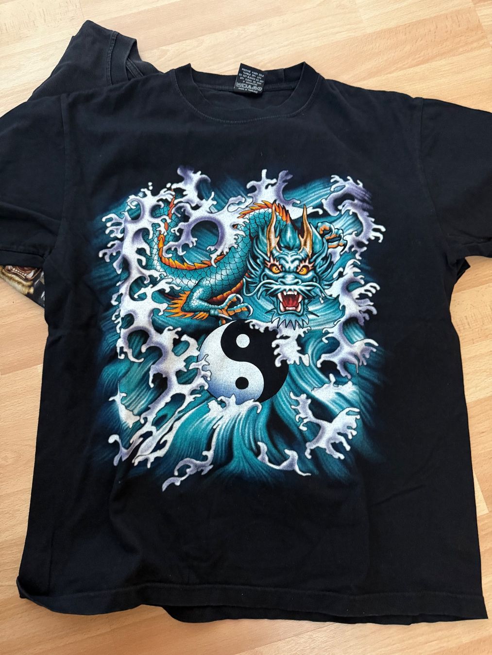 Hemden, T-Shirts & Polos: Shirt mit interessanten Motiven – Gebraucht aus Birmensdorf ZH von T_Richard 3