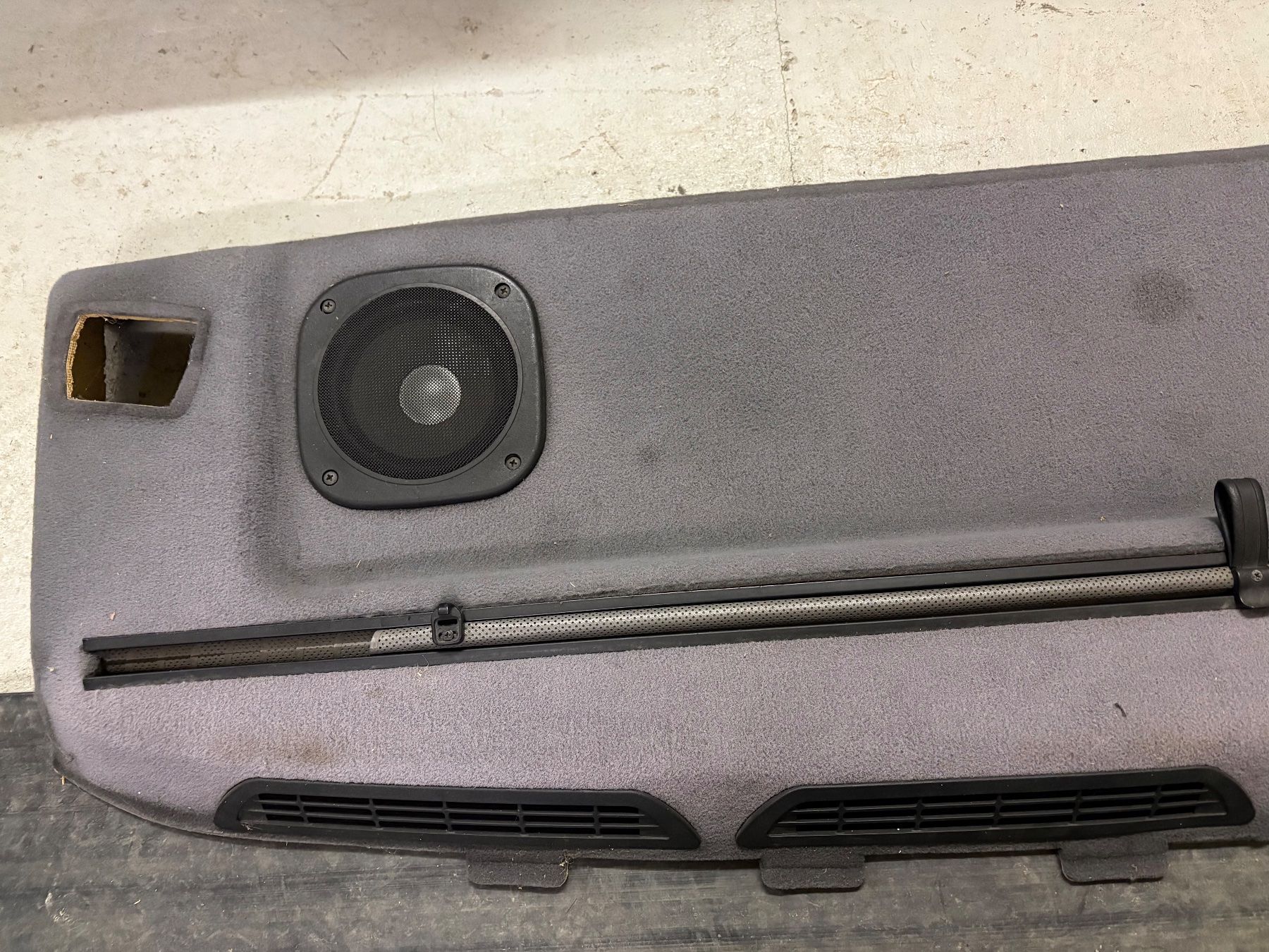 BMW Tutti pezzi di ricambio auto: BMW E30 Hutablage mit Sonnenrollo – Usato da Siebnen venduto da Alpina73 1