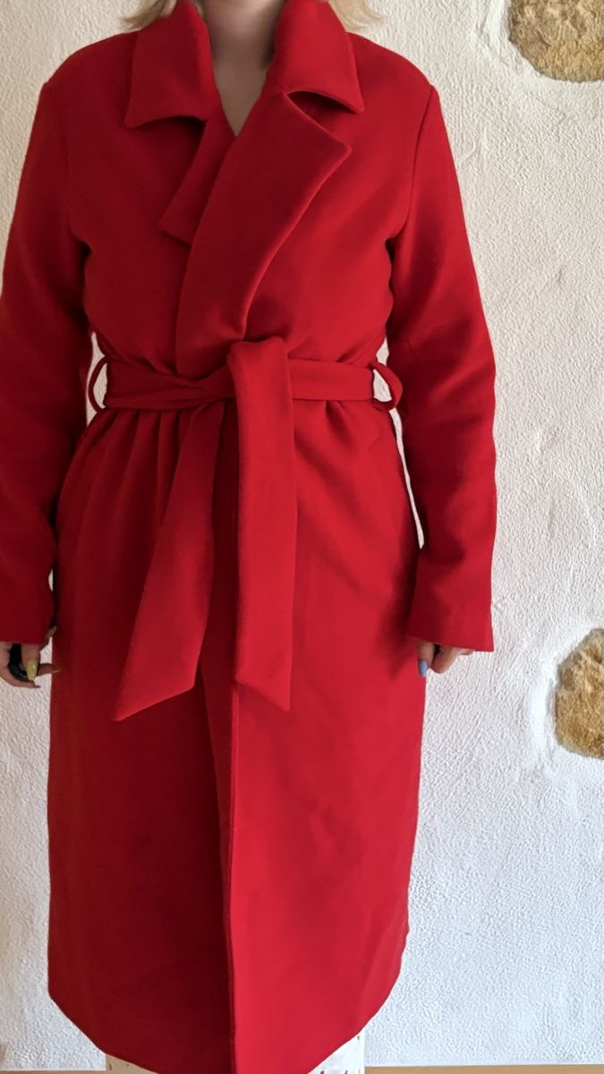 Cappotti: Leuchtend roter Mantel mit Gürtel – Usato da Pratteln venduto da plk_px2d