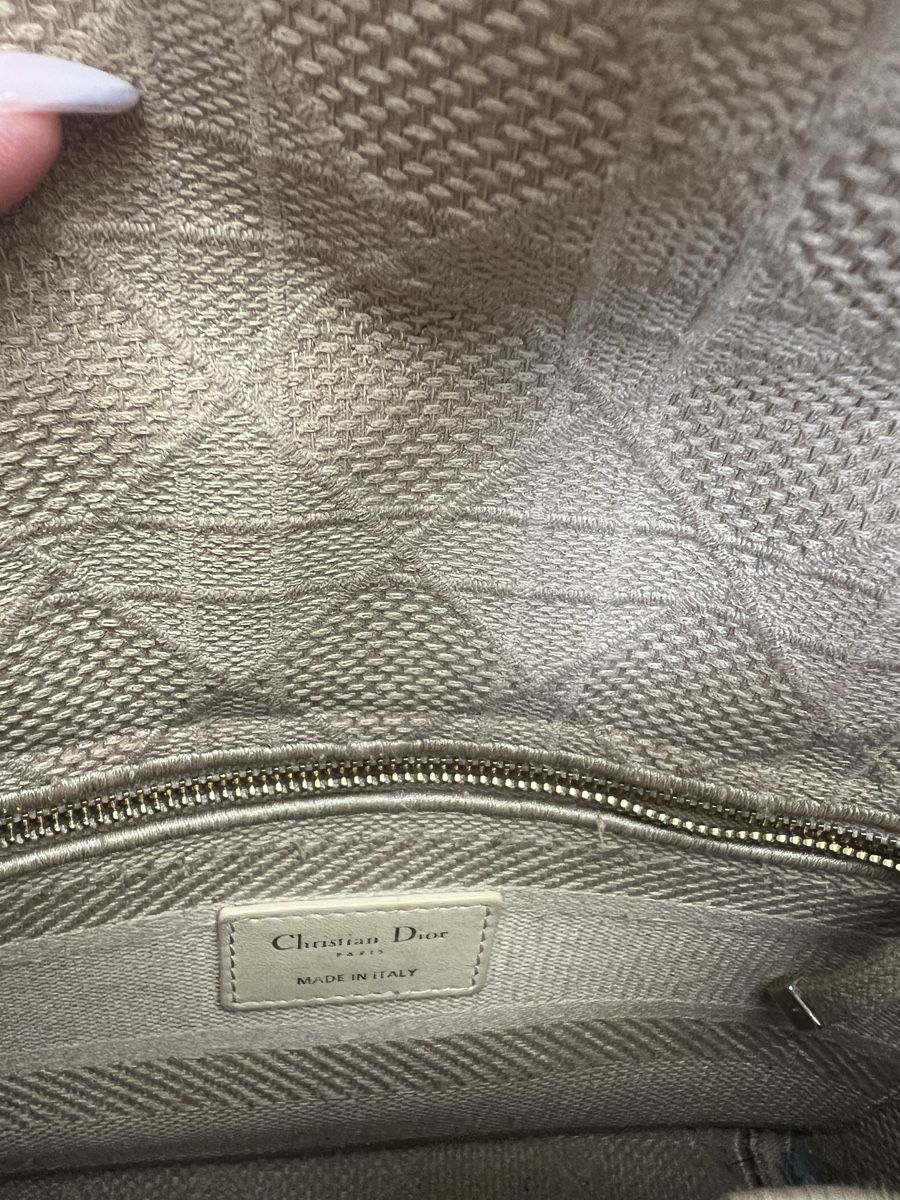 Dior Sacs femmes: Dior Lady D-Lite handbag in beige canvas medium – D'occasion à Rüschlikon par Mode-ZH13 1
