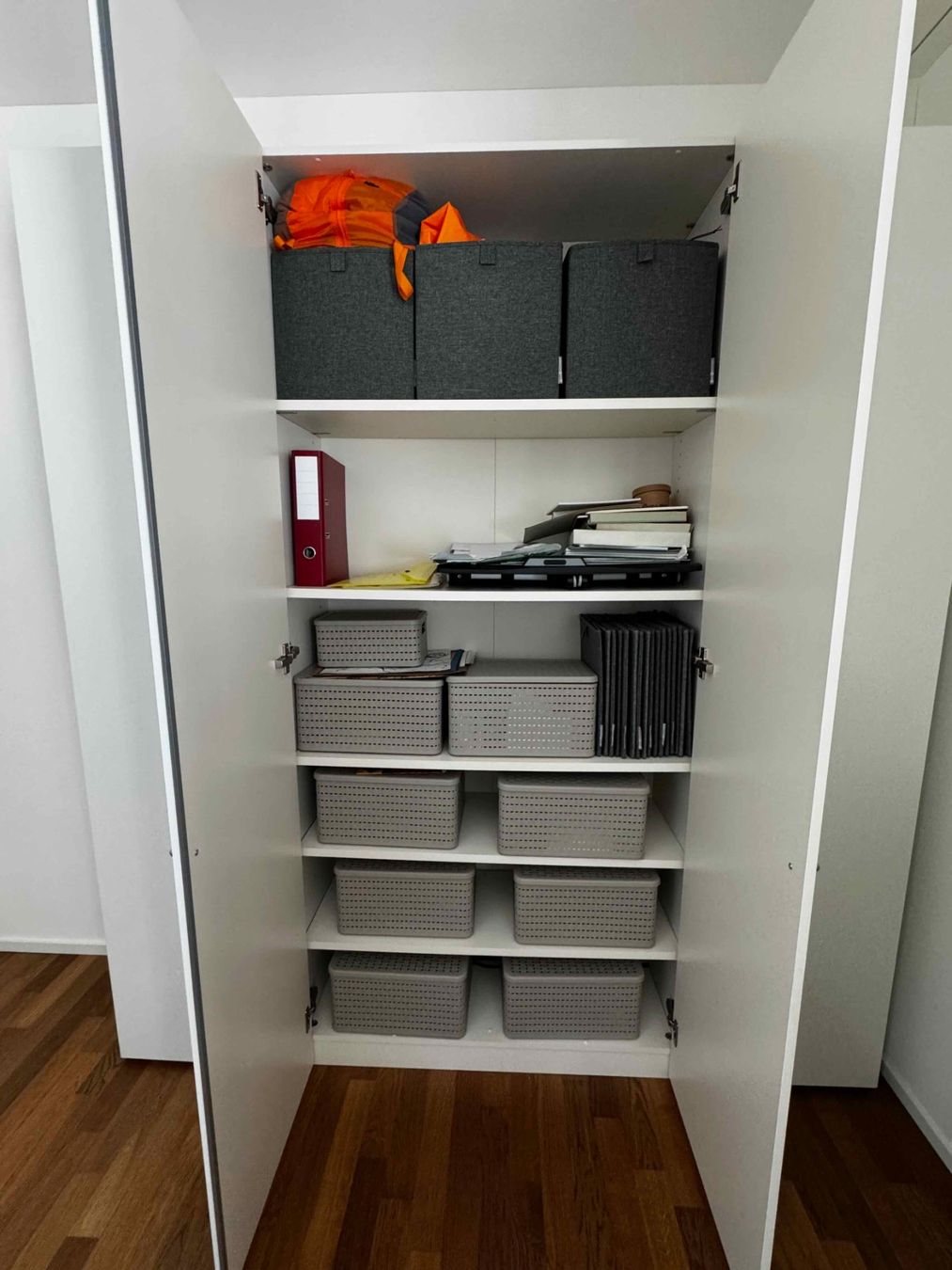 Interio Schränke: Kleiderschrank - Milo - Interio - Edelweiss - 2mx2.2mx0.4m – Gebraucht aus Zürich von hemis 4