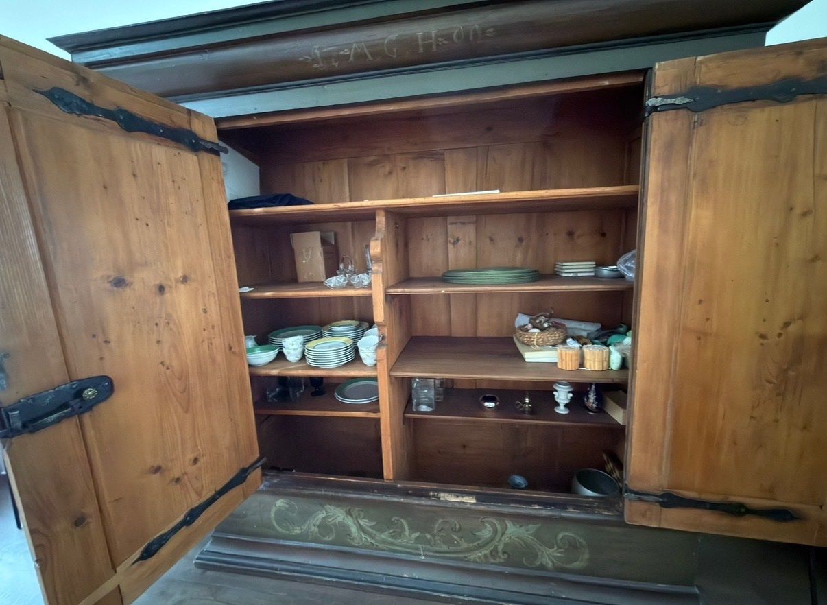 Schränke: Antiker, barocker Bauernschrank, bemalt, 1790 – Gebraucht aus Au ZH von swissmatchpoint 4