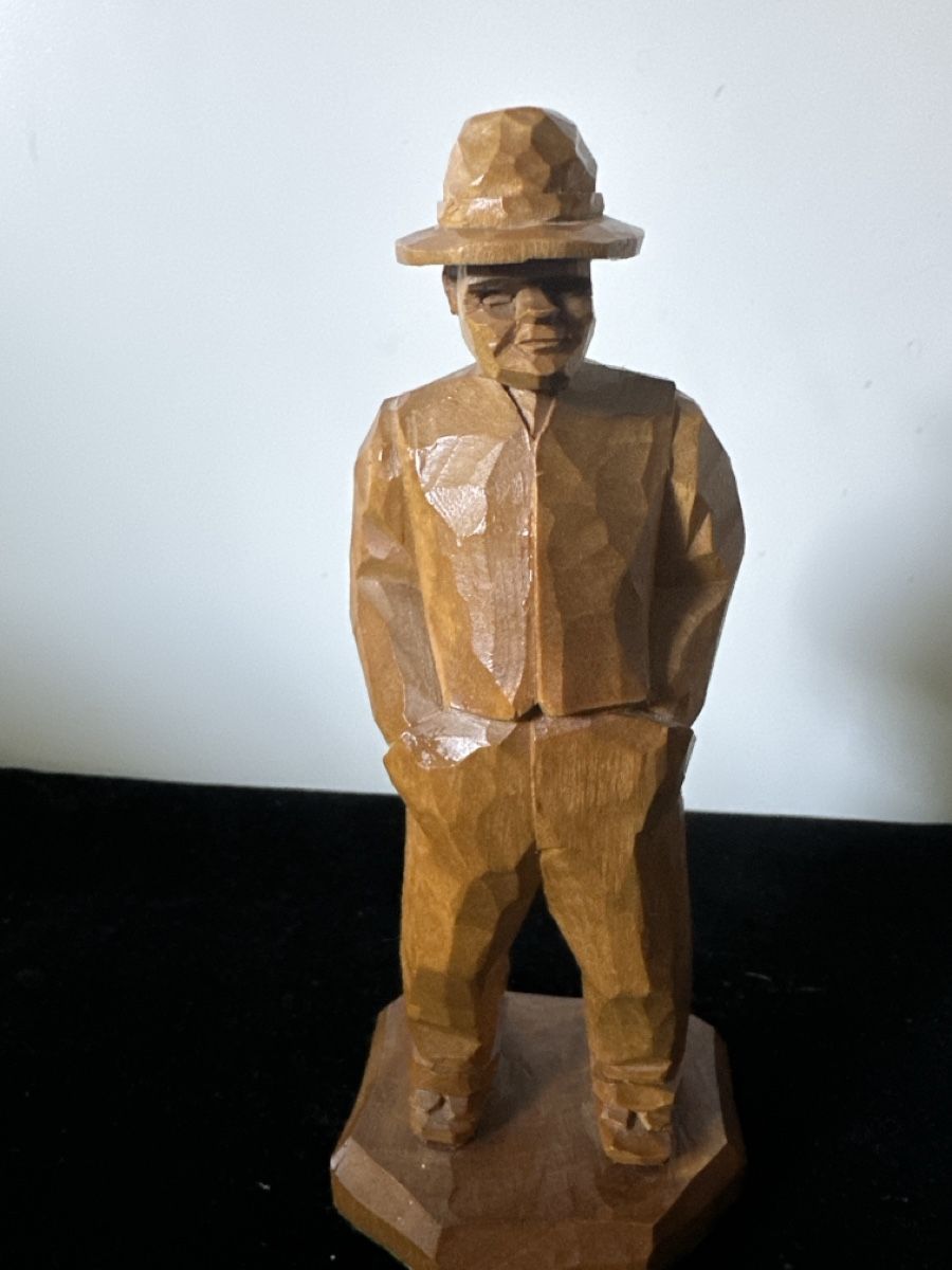 Figuren: Handgeschnitzte Holzfigur "B Z S" Mann mit Hut – Gebraucht aus Zürich von Chaeffeler