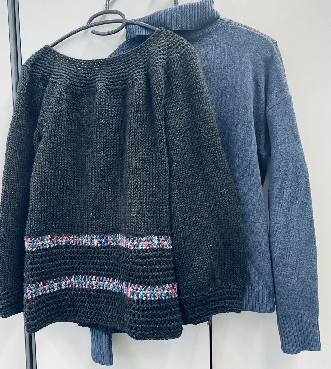 Pulls & Sweat-shirts: 2 Pullover mit Details, Grösse M – Neuf avec emballage d'origine à Au ZH par Jaggy4