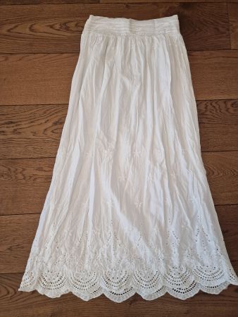 Rock weiss mit Stickerein, Gr. S, wie neu