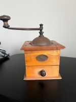 Antike Holz-Kaffeemühle von Peugeot Frères