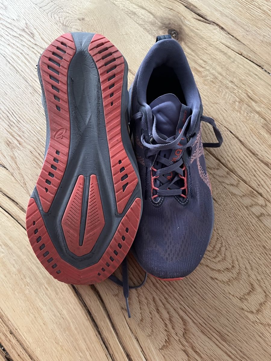 Asics Scarpe da donna: Asics Novablast – Usato da Dottikon venduto da kat_jk9m